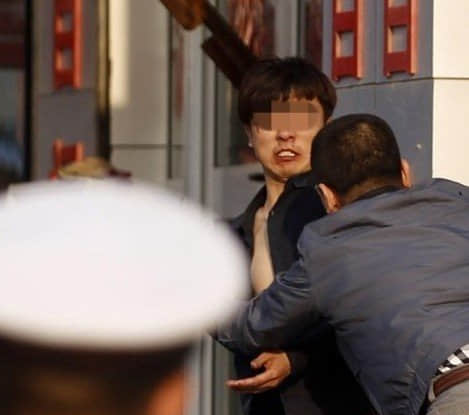 河南街头一男子割脖自杀 以命换女友真爱太傻