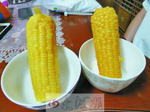 吃玉米也中招 曝街头煮玉米掺香精肉眼难识别