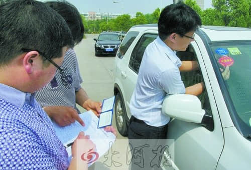 济源公车贴标识 公车司机：可以真正过节假日了
