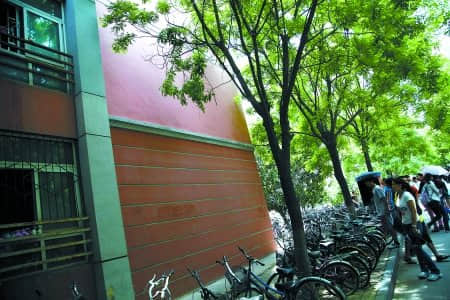 22岁女大学生坠楼身亡 同学称其生前性格开朗