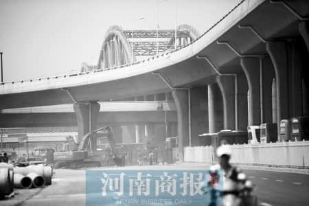 郑州彩虹桥下穿隧道刚通车一周 再遭开膛破肚