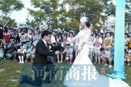 郑州航院现校园婚礼 新人不要车房只要在一起