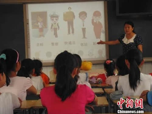 老师在课堂上教学生如何对熟悉人加强防范　门杰丹　摄