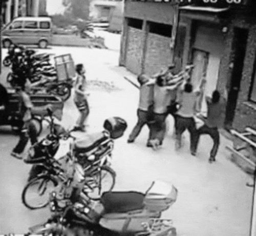 5名“快递哥”徒手接坠楼女童 河南小伙获赞