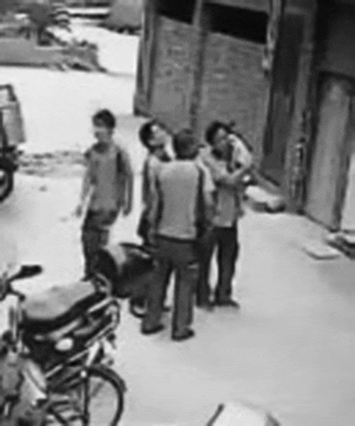 5名“快递哥”徒手接坠楼女童 河南小伙获赞