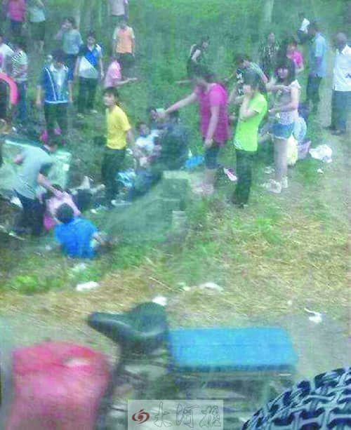 44名中招生看考场遭遇车祸 29个座塞49个人
