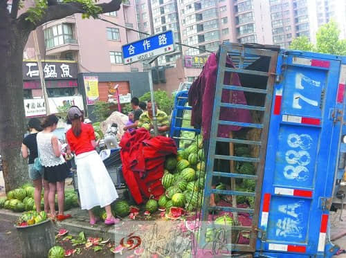 路面塌陷瓜车翻市民伸手买烂瓜 瓜农感动落泪