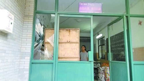 凌晨醉酒男砸门闯入高校女生宿舍楼 学校拒回应