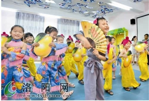 幼儿园举办毕业典礼 小朋友不舍同学哭成泪人
