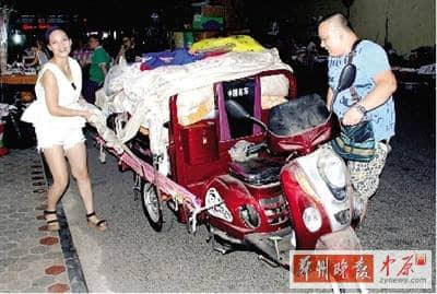 80后夫妻2000元起家郑州摆地摊 9年摆出车房