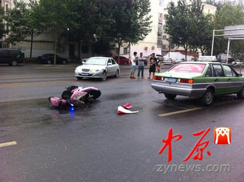 男子骑电摩飞驶BRT车道 撞车后飞出数米(图)
