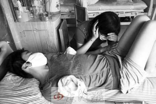 女孩高考三次后确诊白血病 弟弟打工救姐姐