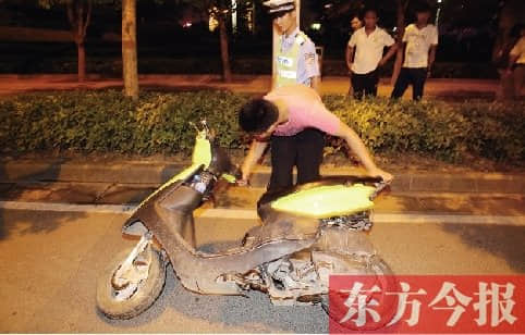 俩15岁少年骑摩托飙车“炸街” 交巡警逮个正着