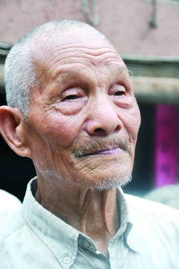 邓超探望河南抗战老兵 八旬老兵靠捡废品为生
