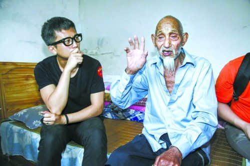 邓超探望河南抗战老兵 八旬老兵靠捡废品为生