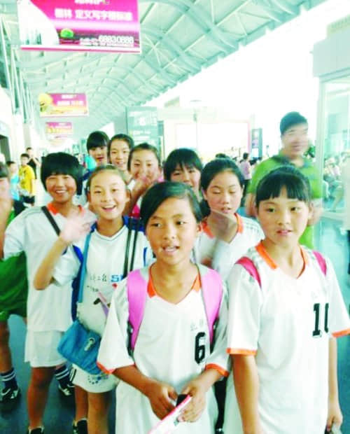 河南少儿女子足球队出国征战 拼尽全力虽败犹荣