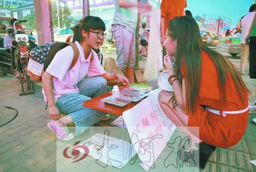 18岁女孩摆地摊攒学费 上午卖葵花籽晚上卖寿司