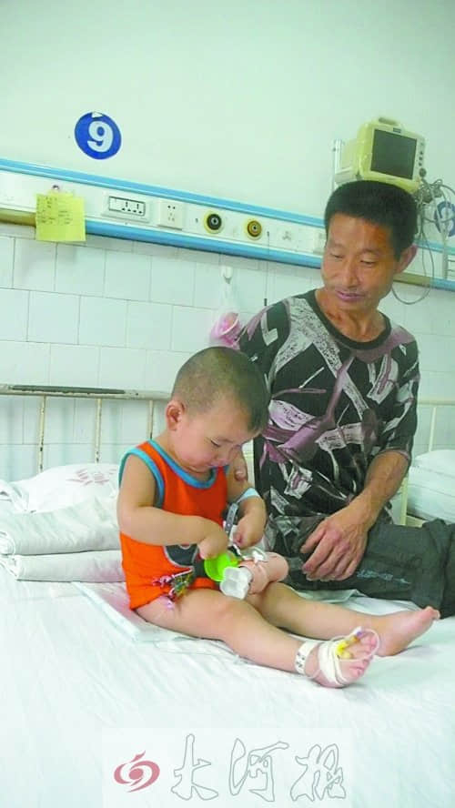 妈妈不留神 2岁半宝宝把药当糖吃吞下大半瓶