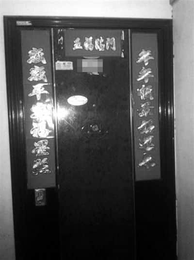 昨天22时许，被摔女童家房门紧闭，多名家属称，在协商处理孩子后事。新京报记者 杨锋 摄