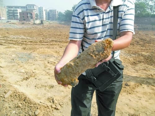 拾荒者挖出俩炸弹后报警 手榴弹被偷或会爆炸