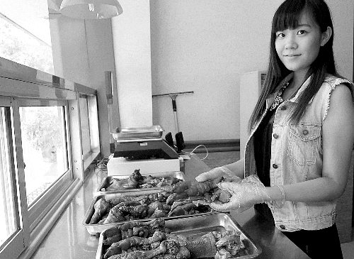 本科美女街头10平米小店卖猪蹄：先赚钱再圆梦