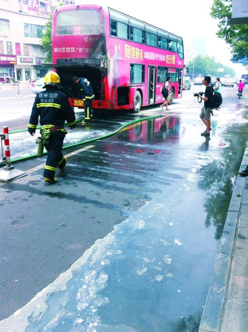 郑州一909路公交高温自燃 周围商户自发灭火