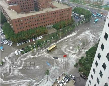 沈阳市政府门前一片汪洋 
