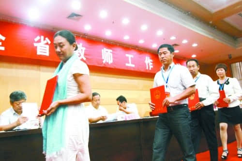 副教授课堂上突发心脏病身亡 妻子含泪领荣誉