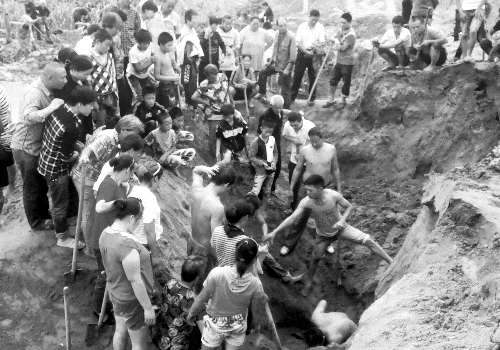 上百村民工地“寻宝”挖铜钱 钱论斤卖1斤190元