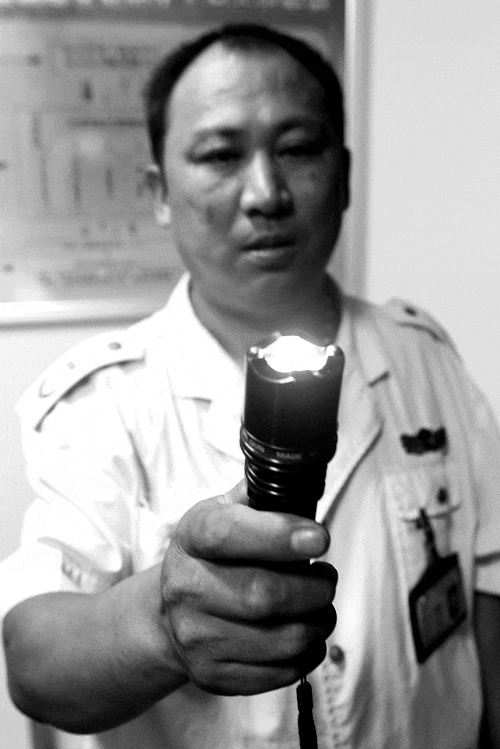 　劫学生用的电警棒