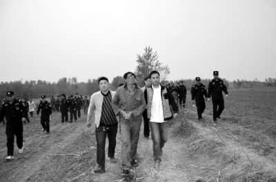 儿子拿菜刀逼父亲给钱 父一怒锤杀儿分尸焚烧
