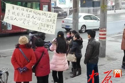郑州一5岁女孩疑被公交车碾死 父母跪寻目击者