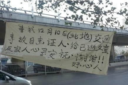 郑州一5岁女孩疑被公交车碾死 父母跪寻目击者