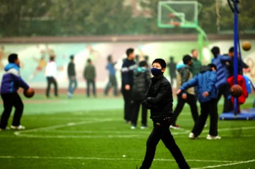 昨日的郑州回民中学,学生们正在上体育课 河南商报记者 唐韬/摄