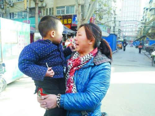妈妈买面条爸爸买玩具 男童被独自留车中走丢