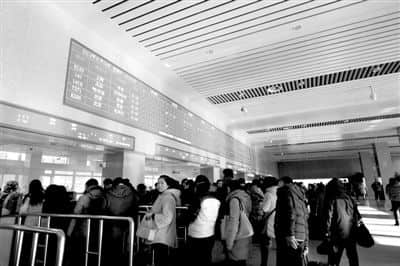 昨日，辽宁省沈阳市，旅客在沈阳北站查看列车开行时刻表。春节临近，抢票大战大幕拉开。图/CFP
