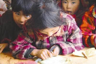 凉山辍学女童拒记者拍照 担心曝光后无处打工