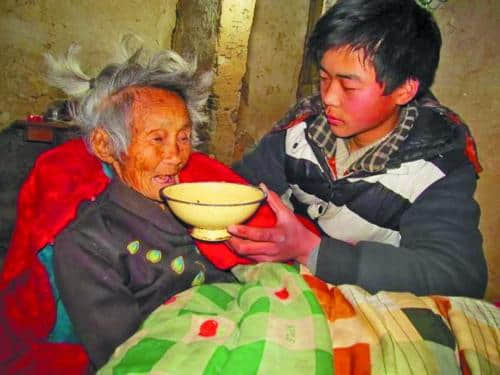 父亲痴呆奶奶双目失明 13岁少年撑起一个家