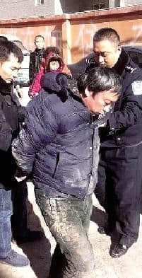 女子从银行取8万元出门被抢 俩大叔摁住夺包男