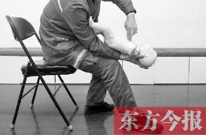 一个瓜子郑州4岁男童险窒息 看看专业人员咋急救