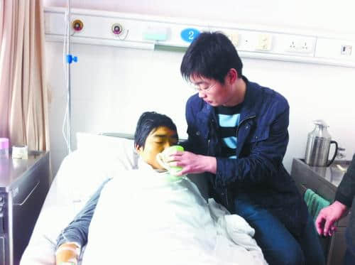博士哥哥欲割肝救弟续 父亲卖老家房子筹医疗费