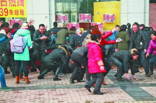 信阳房企当街抛10万元现金引争抢 被警方调查