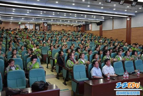 同学们认真聆听向利的故事