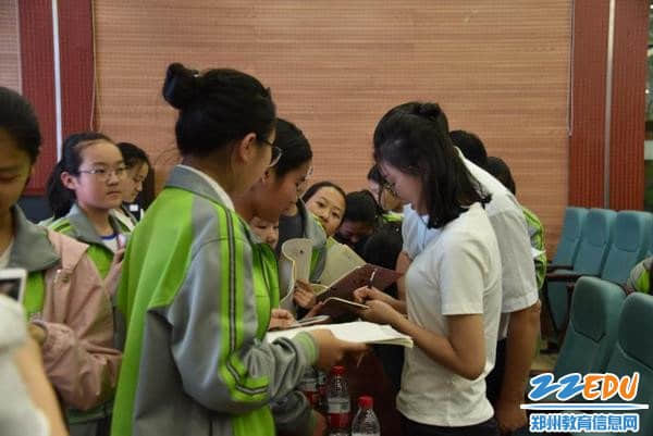 会后，同学们围绕向利四周索要签名