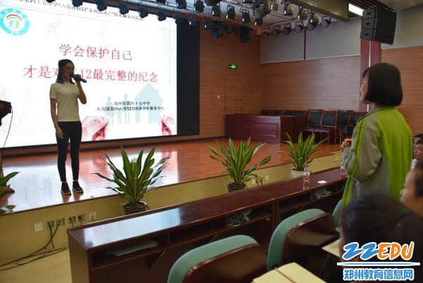 向利和同学们进行互动