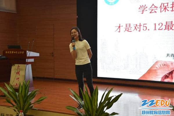 向利向同学们讲述自己的故事