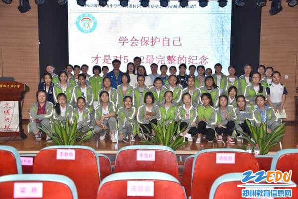 活动圆满完成，师生合影留念